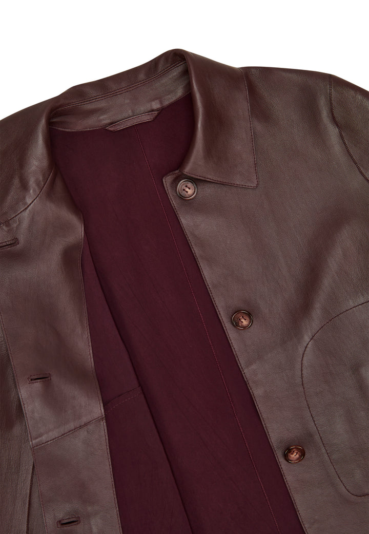Bordeauxrote Lederjacke von Milestone, mit Hemdkragen und Knopfverschluss.