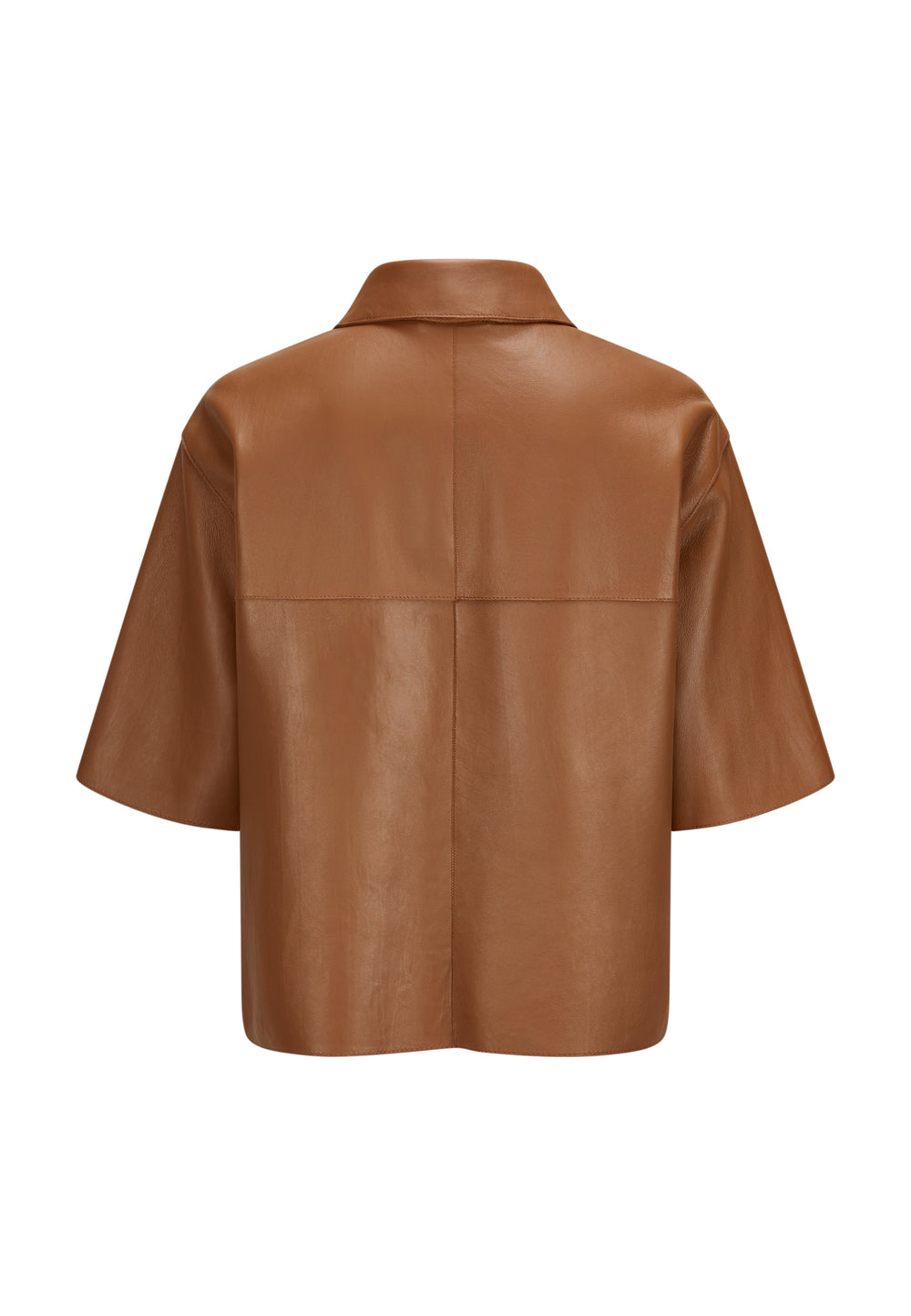 Jacke Milestone MSBetty in cognac. Wunderschöne Jacke aus feinem Lamm Nappa. Die Jacke ist bondiert mit tonigem Lycra Jersey. Sie ist geschnitten wie ein kurzes Hemd mit Knöpfen. Die Form ist gerade. Die Jacke hat einen Hemdkragen und einen Knopfverschluss. Ebenso zwei aufgesetzte Taschen mit Knopf. Die Ärmel sind kurz und die Schultern leicht überschnitten. An der Seitennaht befindet sich ein kleiner Schlitz. 