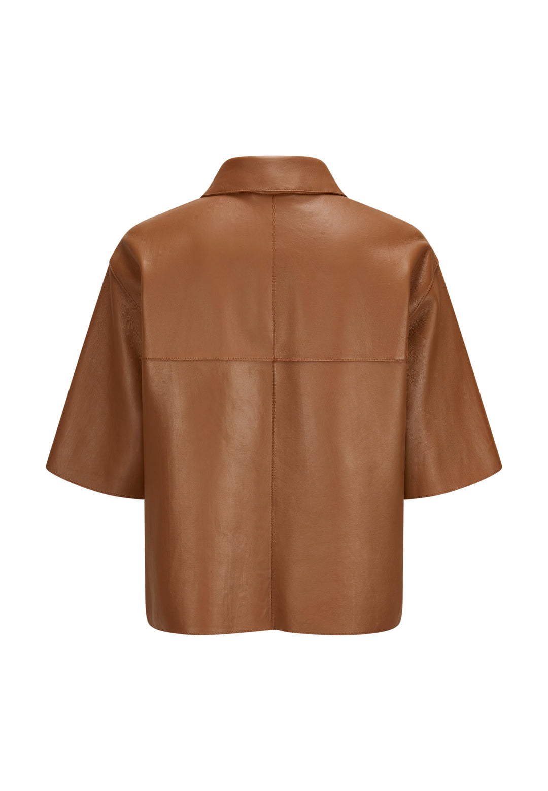 Jacke Milestone MSBetty in cognac. Wunderschöne Jacke aus feinem Lamm Nappa. Die Jacke ist bondiert mit tonigem Lycra Jersey. Sie ist geschnitten wie ein kurzes Hemd mit Knöpfen. Die Form ist gerade. Die Jacke hat einen Hemdkragen und einen Knopfverschluss. Ebenso zwei aufgesetzte Taschen mit Knopf. Die Ärmel sind kurz und die Schultern leicht überschnitten. An der Seitennaht befindet sich ein kleiner Schlitz. 