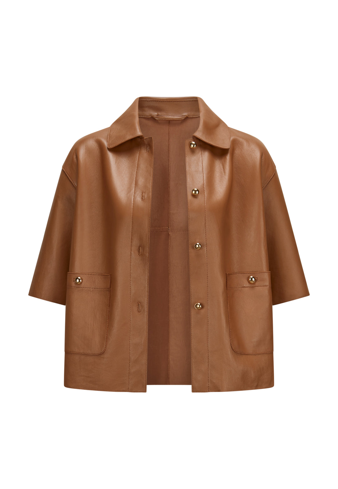 Jacke Milestone MSBetty in cognac. Wunderschöne Jacke aus feinem Lamm Nappa. Die Jacke ist bondiert mit tonigem Lycra Jersey. Sie ist geschnitten wie ein kurzes Hemd mit Knöpfen. Die Form ist gerade. Die Jacke hat einen Hemdkragen und einen Knopfverschluss. Ebenso zwei aufgesetzte Taschen mit Knopf. Die Ärmel sind kurz und die Schultern leicht überschnitten. An der Seitennaht befindet sich ein kleiner Schlitz. 