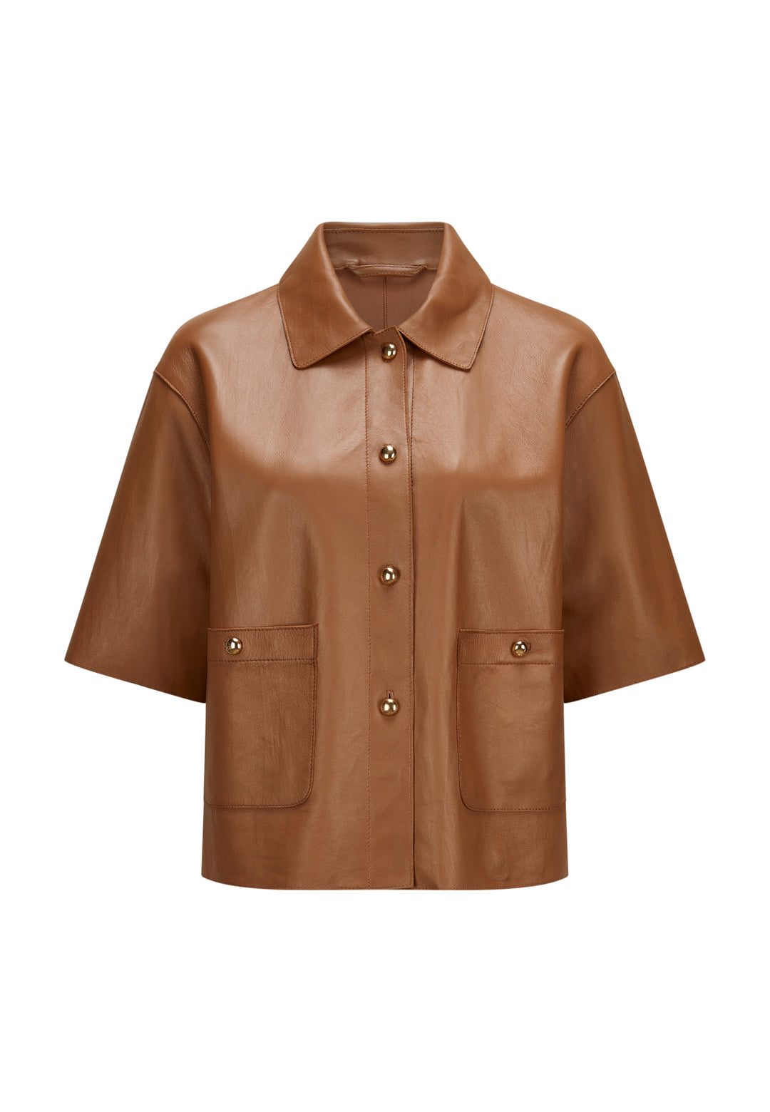 Jacke Milestone MSBetty in cognac. Wunderschöne Jacke aus feinem Lamm Nappa. Die Jacke ist bondiert mit tonigem Lycra Jersey. Sie ist geschnitten wie ein kurzes Hemd mit Knöpfen. Die Form ist gerade. Die Jacke hat einen Hemdkragen und einen Knopfverschluss. Ebenso zwei aufgesetzte Taschen mit Knopf. Die Ärmel sind kurz und die Schultern leicht überschnitten. An der Seitennaht befindet sich ein kleiner Schlitz. 