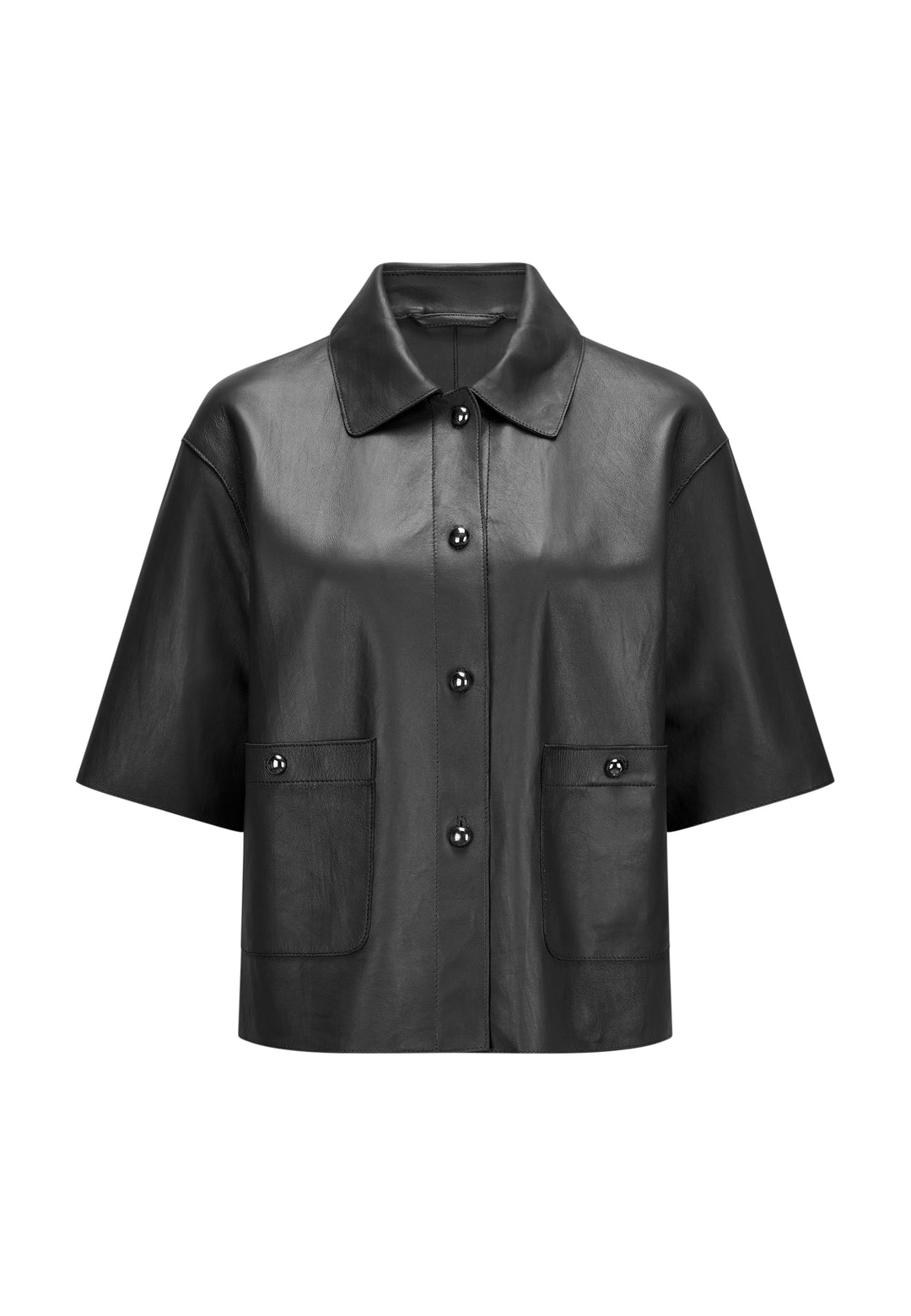 Jacke Milestone MSBetty in schwarz. Wunderschöne Jacke aus feinem Lamm Nappa. Die Jacke ist bondiert mit tonigem Lycra Jersey. Sie ist geschnitten wie ein kurzes Hemd mit Knöpfen. Die Form ist gerade. Die Jacke hat einen Hemdkragen und einen Knopfverschluss. Ebenso zwei aufgesetzte Taschen mit Knopf. Die Ärmel sind kurz und die Schultern leicht überschnitten. An der Seitennaht befindet sich ein kleiner Schlitz. 