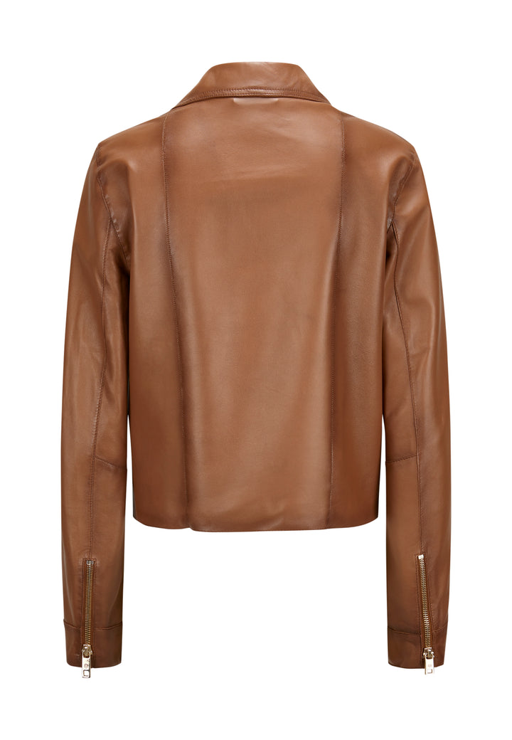 Die Lederjacke von Milestone ist im Bikerstil mit diagonalem Reißverschluss, Metall-Details. Sie ist leicht tailliert und hellbraun.