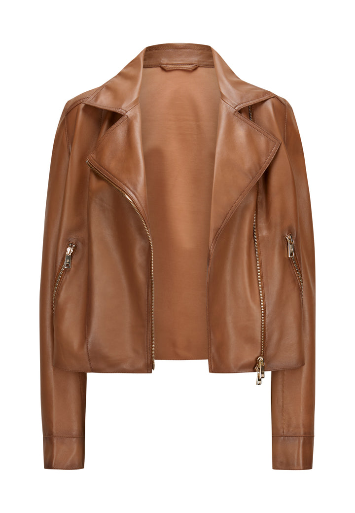 Die Lederjacke von Milestone ist im Bikerstil mit diagonalem Reißverschluss, Metall-Details. Sie ist leicht tailliert und hellbraun.