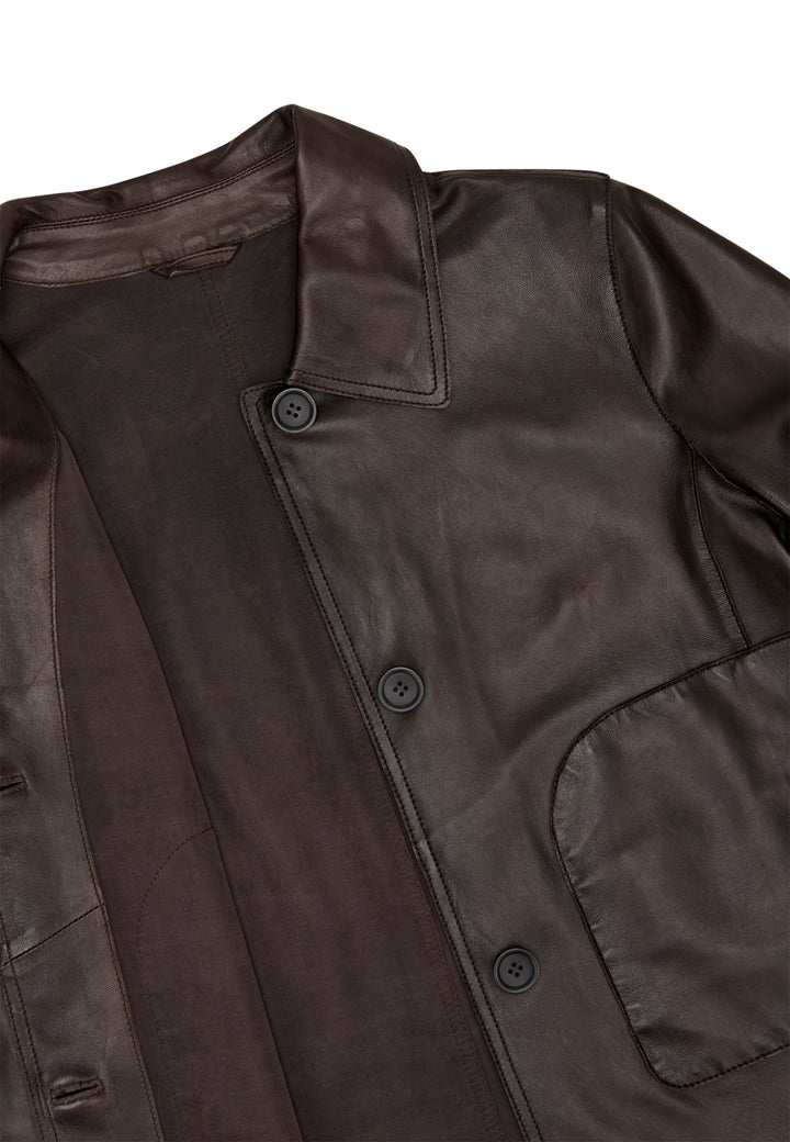 Dunkelbraune Lederjacke von Milestone. Sie hat einen Hemdkragen und einen Knopfverschluss.