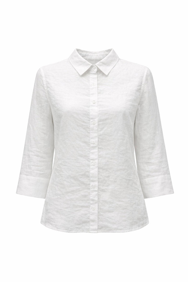 Bluse the White Shirt. Super schöne weiße Bluse mit 3/4 Ärmeln aus Leinen. Die Bluse hat einen hübschen Kragen und eine Knopfleiste. Das Highlight ist auf der Rückseite, dort hat die Bluse eine Kellerfalte