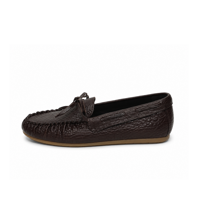Ein dunkelbrauner Lederschuh von der Marke Kennel und Schmenger. Der Loafer hat dekorative Nähte und eine Schleife vorne. Er ist dunkelbraun.