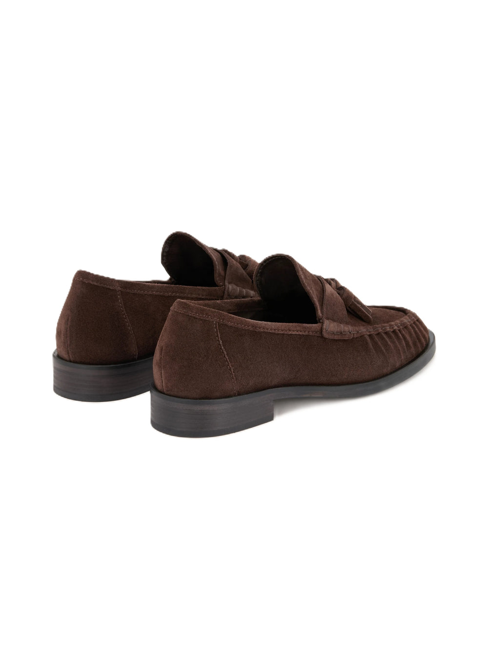 Dunkelbraune Loafer von der Marke Kennel und Schmenger. Aus Veloursleder mit dekorativen Quasten vorne. Der Schuh hat einen dunklen und niedrigen Absatz.