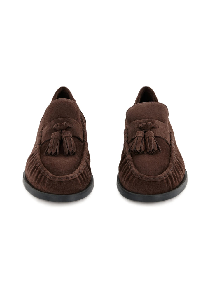 Dunkelbraune Loafer von der Marke Kennel und Schmenger. Aus Veloursleder mit dekorativen Quasten vorne. Der Schuh hat einen dunklen und niedrigen Absatz.