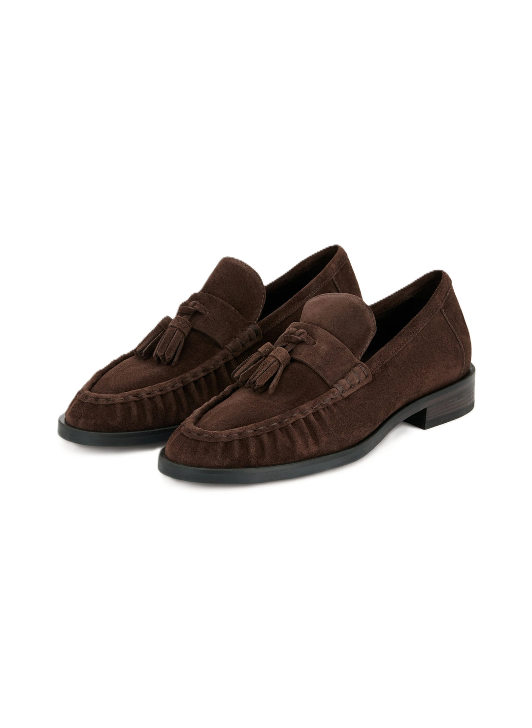 Dunkelbraune Loafer von der Marke Kennel und Schmenger. Aus Veloursleder mit dekorativen Quasten vorne. Der Schuh hat einen dunklen und niedrigen Absatz.