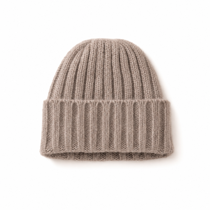 Beanie-Mütze ELLIE von Luren aus Kaschmir-Seide mit Rippenstrick und breitem Umschlag, erhältlich in Beige.