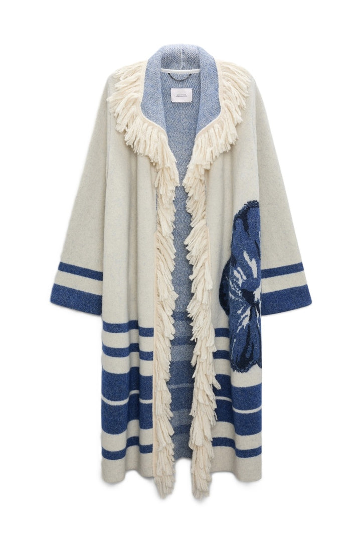 Mantel Dorothee Schumacher POPPY GARDEN coat in blau und ecru. Der Jacquard-Strickmantel hat ein blockartiges Streifenmuster und ein XL-Mohnblumenmotiv an der Seite. Der Mantel ist offen und hat weich fallende Fransen. An den Seitennähten befinden sich Taschen.