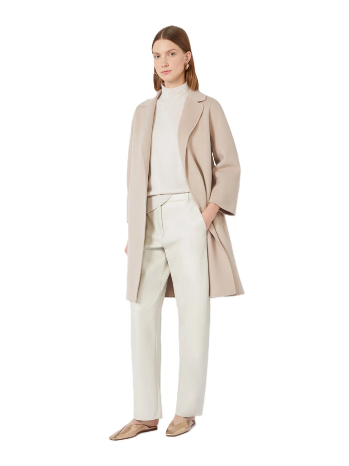 Mantel von S Max Mara ARONA in creme. Die Jacke hat einen Gürtel und Kragen. Wintermantel aus Doubleface. 