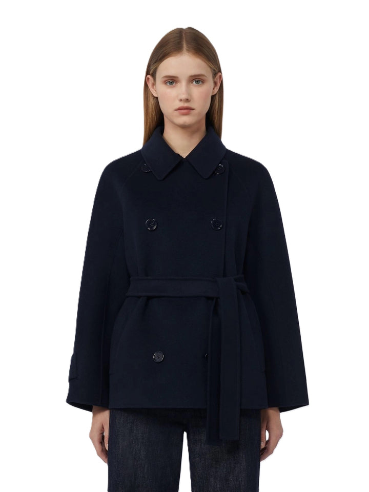 Mantel von S Max Mara SMMLOUISE in marine dunkelblau. Die Jacke hat einen Kragen und einen Gürtel und ist Doppelreihig mit dunklen Knöpfen aus Doubleface. Winterjacke. 