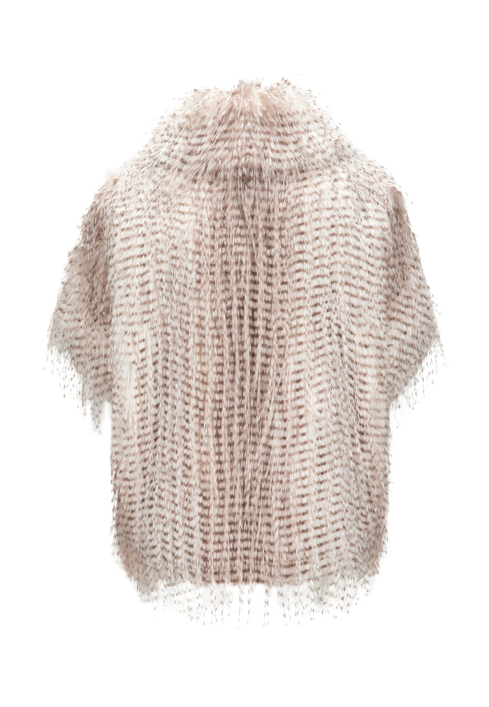 Jacke Milestone MSDoloria in beige. Das Cape hat eine überschnittene Schulter und ist aus Kunstpelz in zweifarbigem langhaarigen Federlook gefertigt. Der Kunstpelz ist gebondet mit Velours. Das Cape hat einen Stehkragen und einen Reißverschluss in der vorderen Mitte. Das Cape hat Leistentaschen und einen Tunnelzug mit elastischer Kordel am Saum.