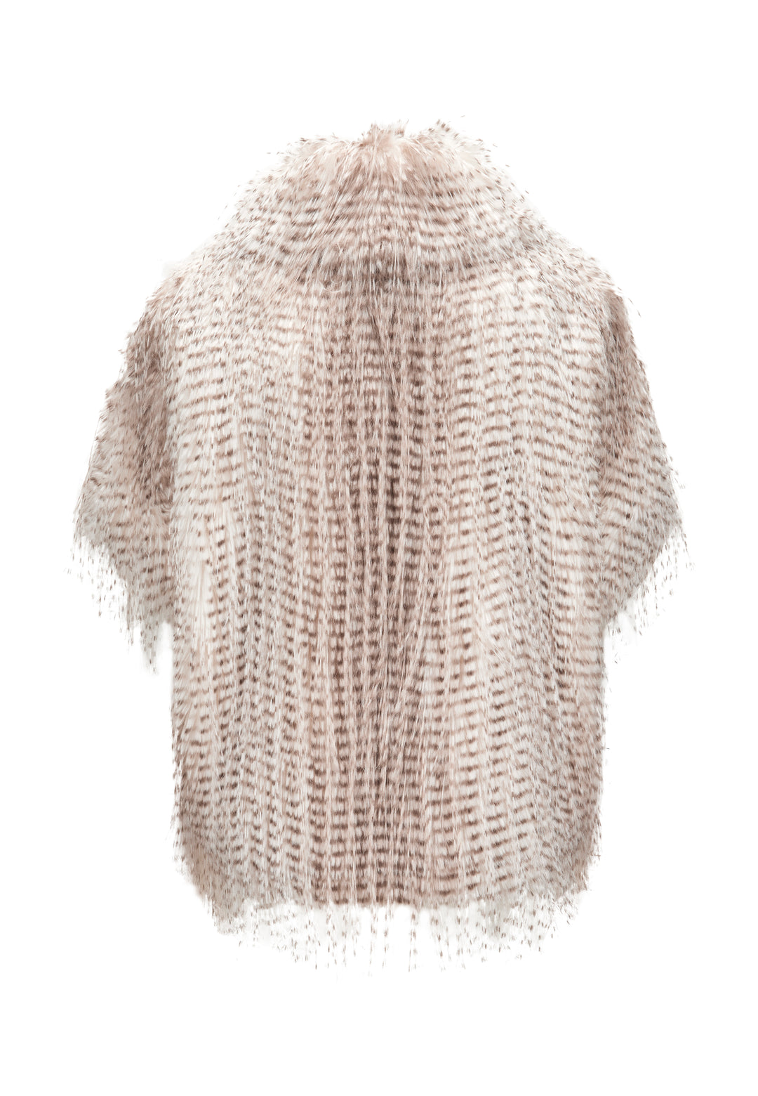 Jacke Milestone MSDoloria in beige. Das Cape hat eine überschnittene Schulter und ist aus Kunstpelz in zweifarbigem langhaarigen Federlook gefertigt. Der Kunstpelz ist gebondet mit Velours. Das Cape hat einen Stehkragen und einen Reißverschluss in der vorderen Mitte. Das Cape hat Leistentaschen und einen Tunnelzug mit elastischer Kordel am Saum.
