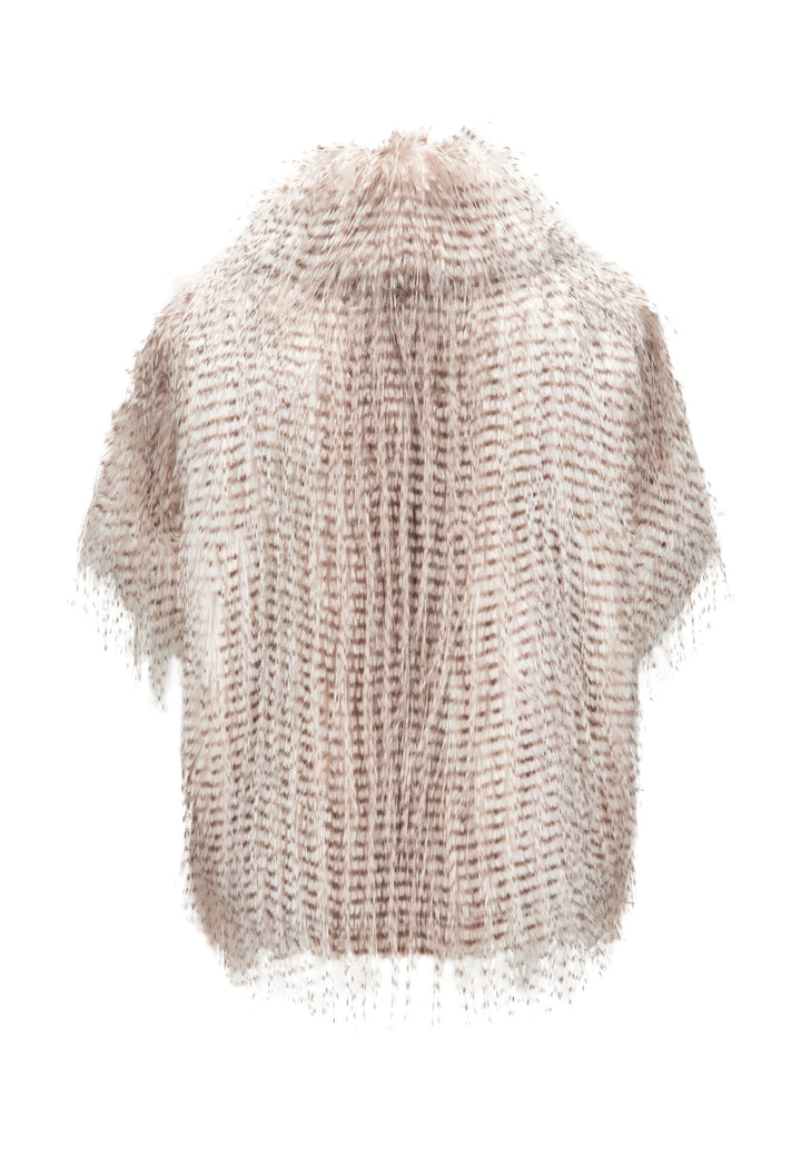 Jacke Milestone MSDoloria in beige. Das Cape hat eine überschnittene Schulter und ist aus Kunstpelz in zweifarbigem langhaarigen Federlook gefertigt. Der Kunstpelz ist gebondet mit Velours. Das Cape hat einen Stehkragen und einen Reißverschluss in der vorderen Mitte. Das Cape hat Leistentaschen und einen Tunnelzug mit elastischer Kordel am Saum.