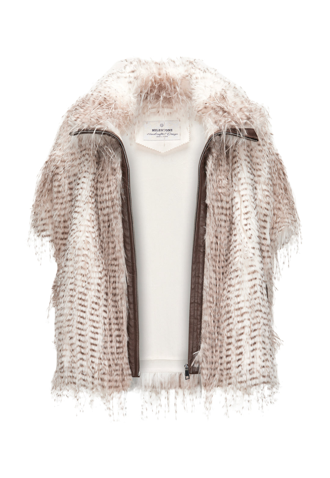 Jacke Milestone MSDoloria in beige. Das Cape hat eine überschnittene Schulter und ist aus Kunstpelz in zweifarbigem langhaarigen Federlook gefertigt. Der Kunstpelz ist gebondet mit Velours. Das Cape hat einen Stehkragen und einen Reißverschluss in der vorderen Mitte. Das Cape hat Leistentaschen und einen Tunnelzug mit elastischer Kordel am Saum.