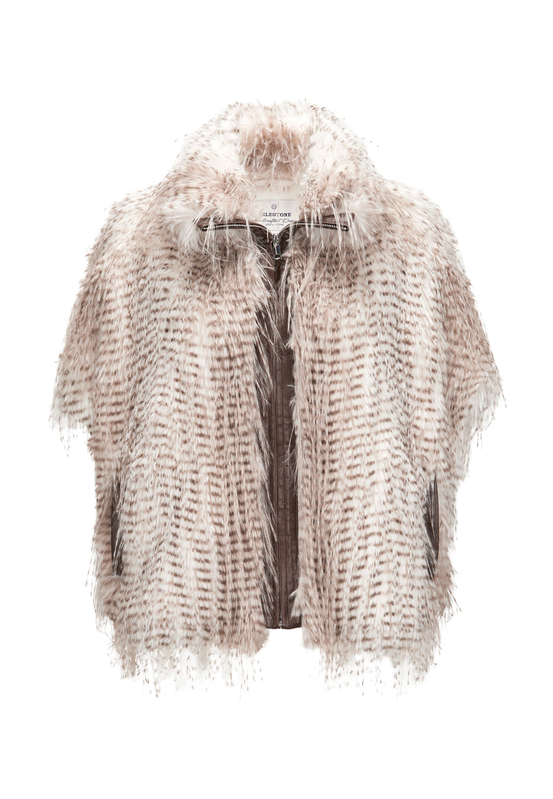 Jacke Milestone MSDoloria in beige. Das Cape hat eine überschnittene Schulter und ist aus Kunstpelz in zweifarbigem langhaarigen Federlook gefertigt. Der Kunstpelz ist gebondet mit Velours. Das Cape hat einen Stehkragen und einen Reißverschluss in der vorderen Mitte. Das Cape hat Leistentaschen und einen Tunnelzug mit elastischer Kordel am Saum.