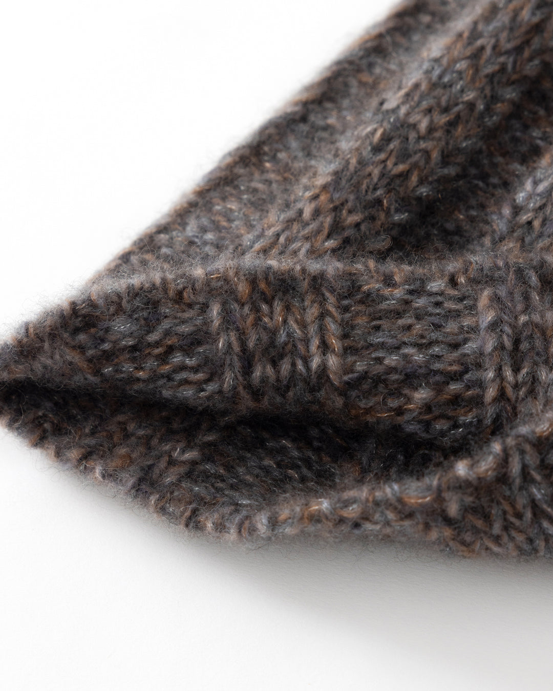 Braun-graue Beanie-Mütze LEAS von Luren aus Kaschmir-Seide mit Rippenstrick und breitem Umschlag.