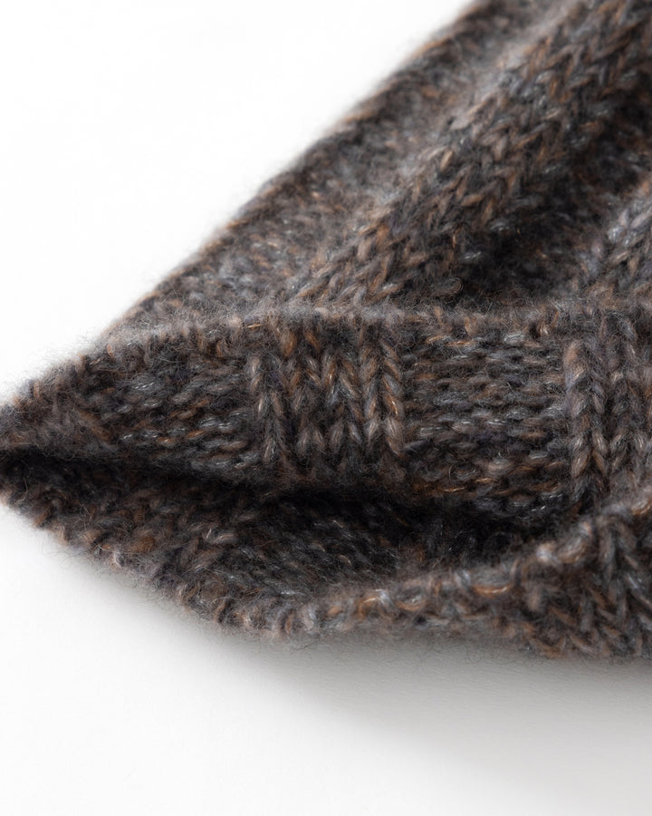 Braun-graue Beanie-Mütze LEAS von Luren aus Kaschmir-Seide mit Rippenstrick und breitem Umschlag.