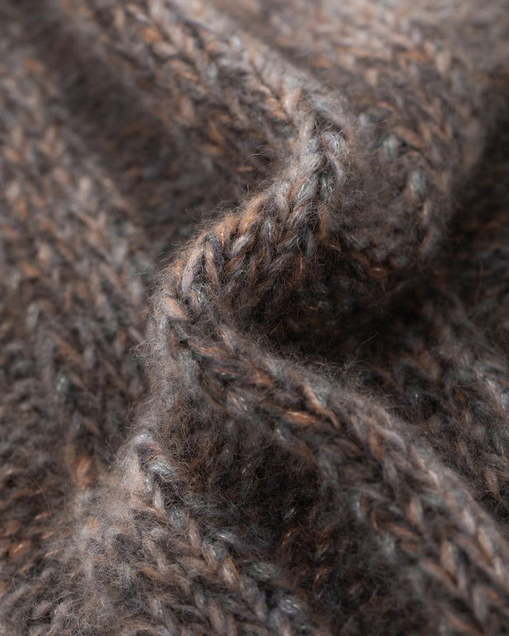 Braun-graue Beanie-Mütze LEAS von Luren aus Kaschmir-Seide mit Rippenstrick und breitem Umschlag.