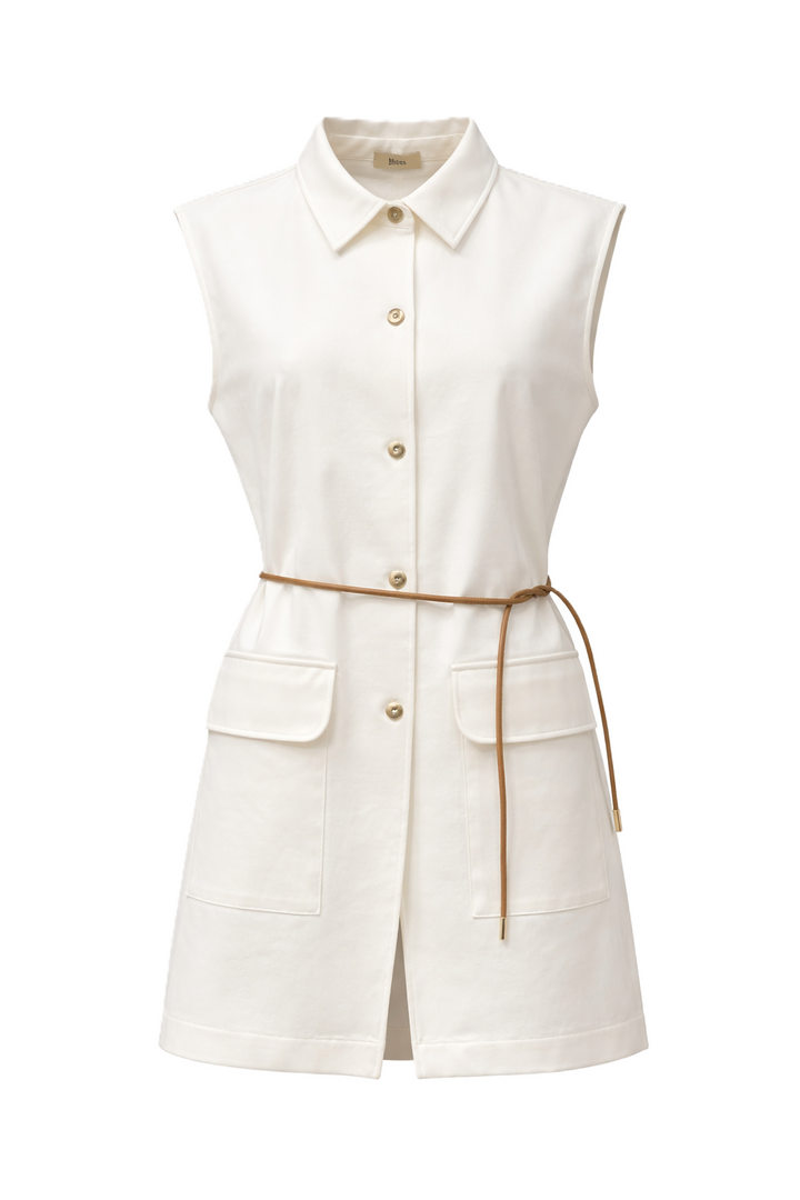 Longweste von Herno in ecru mit Kragen und Knopfleiste. Die Weste hat keine Ärmel, einen brauen Fakeledergürtel und ist mittellang. Der Stoff fühlt sich wie Jersey an. 