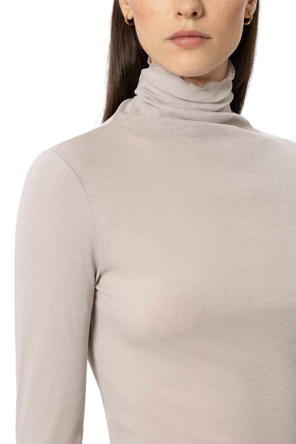 Beiges Rollkragen-Shirt von Luisa Cerano aus Baumwolle mit körpernaher Passform, langen Ärmeln und feinen Babylock-Kanten.
