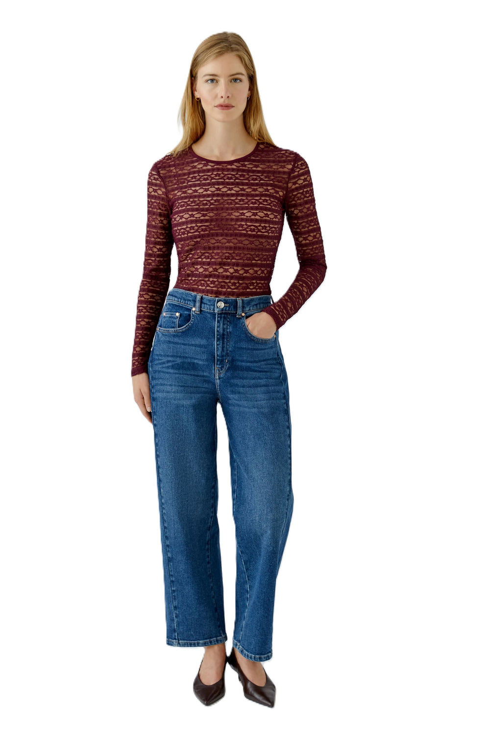 Oberteil Oui in Bramble Berry dunkelrot. Körpernah geschnittene Langarmshirt aus elastischer Spitze.
Die semitransparente Spitze mit Streifen- und Blütenmotiv wirkt feminin und elegant. 