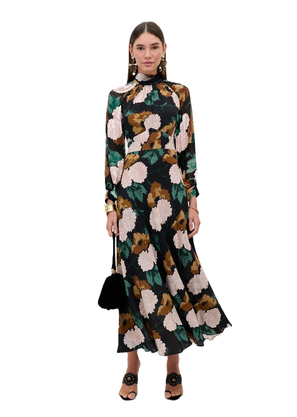 Kleid Rixo Paige Dress Hydrangea Floral Charcoal. Wunderschönes Kleid mit romantischem Blumenprint. Das Kleid hat eine lange Länge und einen Bindegürtel auf der Rückseite, mit dem man einen schönen Kontrast setzen kann. Das Kleid hat einen Stehkragen. Es hat lange Ärmel mit einer kleinen Manschette. An der Taille ist es schmal geschnitten, der Rock ist fließend und leicht ausgestellt.