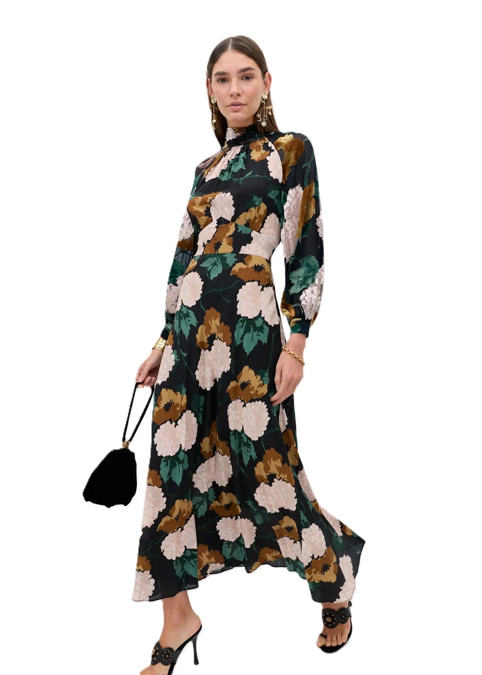 Kleid Rixo Paige Dress Hydrangea Floral Charcoal. Wunderschönes Kleid mit romantischem Blumenprint. Das Kleid hat eine lange Länge und einen Bindegürtel auf der Rückseite, mit dem man einen schönen Kontrast setzen kann. Das Kleid hat einen Stehkragen. Es hat lange Ärmel mit einer kleinen Manschette. An der Taille ist es schmal geschnitten, der Rock ist fließend und leicht ausgestellt.