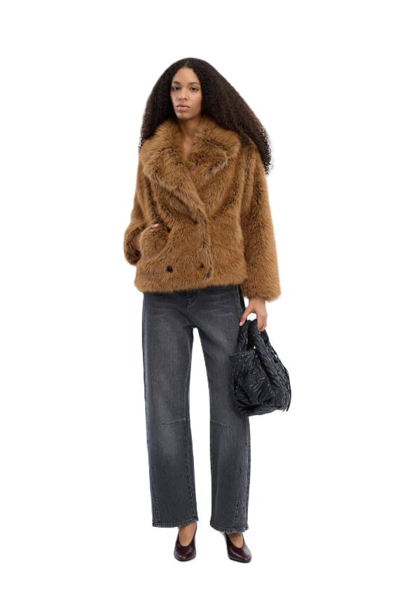 Camel-braune Jacke VESTINE von Munthe aus weichem Kunstfell mit lockerer Passform, breitem Reverskragen und Knopfverschluss.