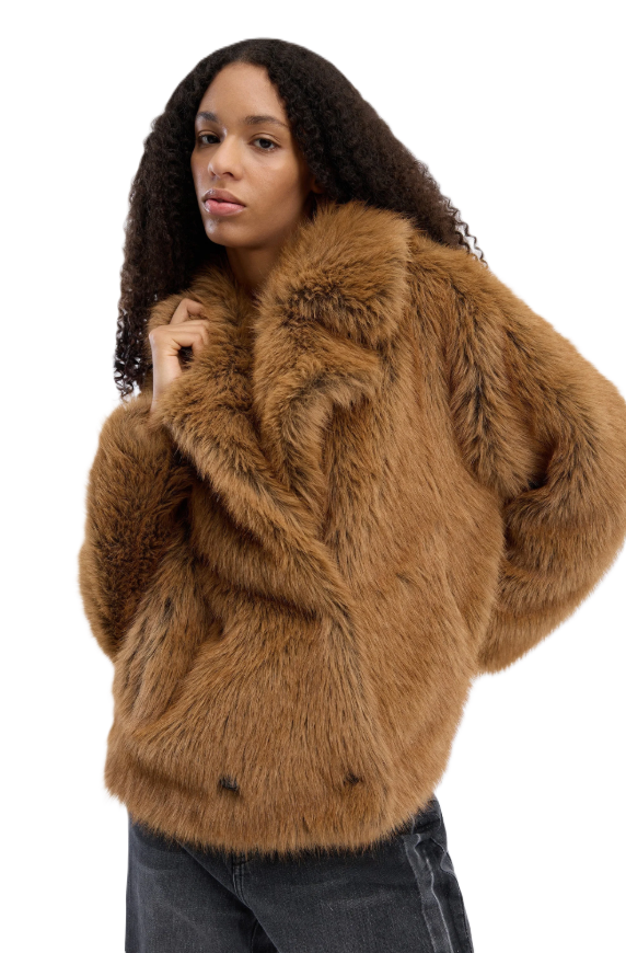 Camel-braune Jacke VESTINE von Munthe aus weichem Kunstfell mit lockerer Passform, breitem Reverskragen und Knopfverschluss.