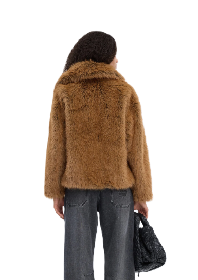 Camel-braune Jacke VESTINE von Munthe aus weichem Kunstfell mit lockerer Passform, breitem Reverskragen und Knopfverschluss.