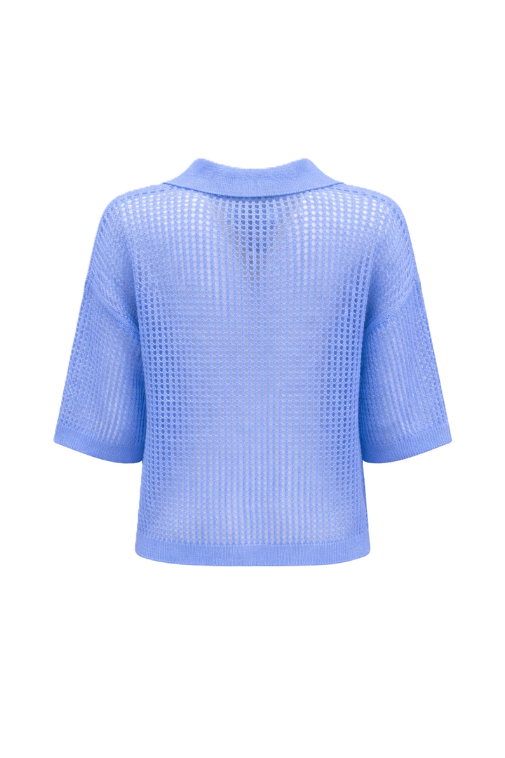 Handgestickter Polo-Pullover in Netzstrick-Optik mit Polo-Kragen und kurzen Ärmeln. In blau aus weichem Kaschmir-Seide-Material und perfekt für sommerliche Outfits.
