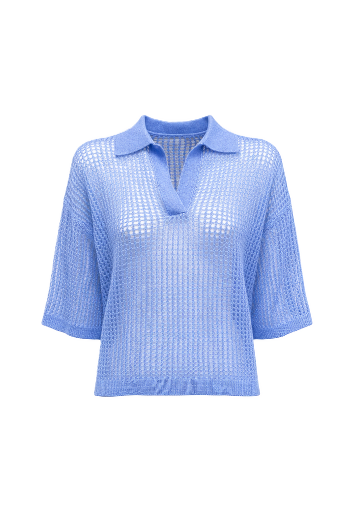 Handgestickter Polo-Pullover in Netzstrick-Optik mit Polo-Kragen und kurzen Ärmeln. In blau aus weichem Kaschmir-Seide-Material und perfekt für sommerliche Outfits.