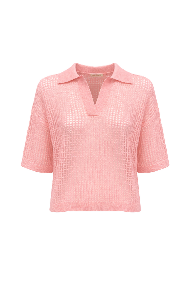 Handgestickter Polo-Pullover in Netzstrick-Optik mit Polo-Kragen und kurzen Ärmeln. In zartem Rosa aus weichem Kaschmir-Seide-Material und perfekt für sommerliche Outfits.