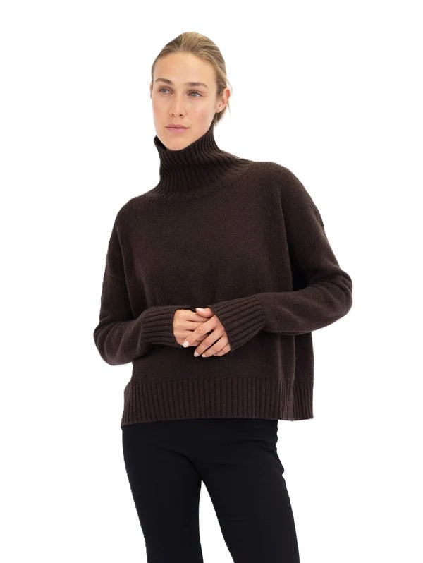 Pullover Anna v Berg Emma Sweater in espresso. Cooler und moderner Rollkragenpullover. Der Pullover ist lässig und oversized geschnitten und hat überschnittene Schultern. Der Rollkragen und alle Säume sind aus breitem Rippstrick gefertigt.