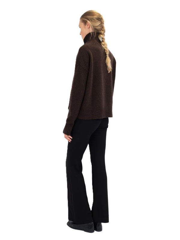 Pullover Anna v Berg Emma Sweater in espresso. Cooler und moderner Rollkragenpullover. Der Pullover ist lässig und oversized geschnitten und hat überschnittene Schultern. Der Rollkragen und alle Säume sind aus breitem Rippstrick gefertigt.
