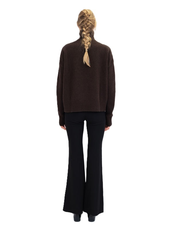 Pullover Anna v Berg Emma Sweater in espresso. Cooler und moderner Rollkragenpullover. Der Pullover ist lässig und oversized geschnitten und hat überschnittene Schultern. Der Rollkragen und alle Säume sind aus breitem Rippstrick gefertigt.