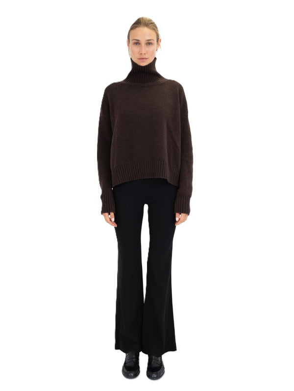 Pullover Anna v Berg Emma Sweater in espresso. Cooler und moderner Rollkragenpullover. Der Pullover ist lässig und oversized geschnitten und hat überschnittene Schultern. Der Rollkragen und alle Säume sind aus breitem Rippstrick gefertigt.