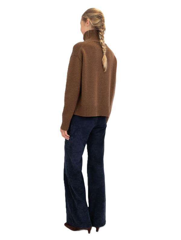 Pullover Anna v Berg Emma Sweater in  mocca. Cooler und moderner Rollkragenpullover. Der Pullover ist lässig und oversized geschnitten und hat überschnittene Schultern. Der Rollkragen und alle Säume sind aus breitem Rippstrick gefertigt.