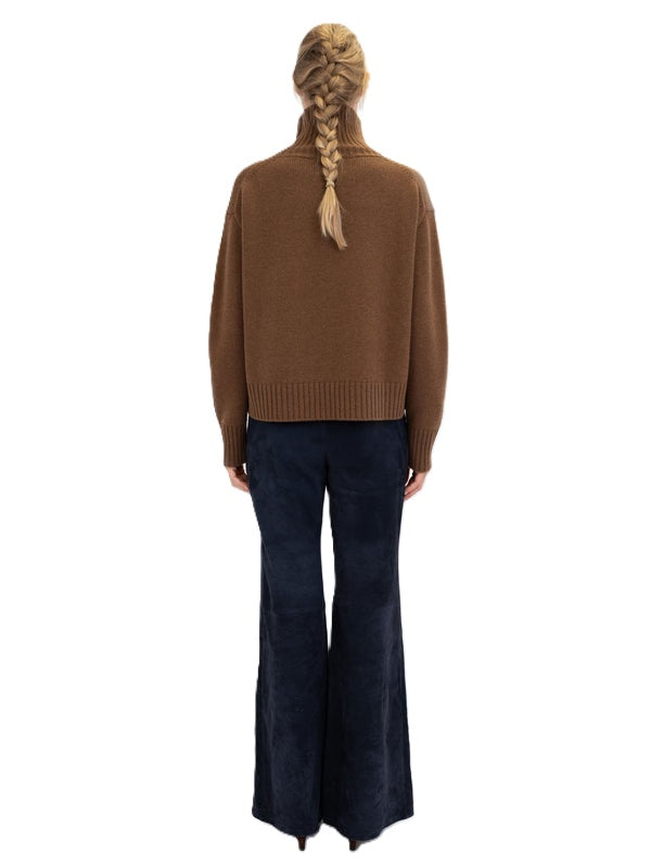 Pullover Anna v Berg Emma Pullover Anna v Berg Emma Sweater in  mocca. Cooler und moderner Rollkragenpullover. Der Pullover ist lässig und oversized geschnitten und hat überschnittene Schultern. Der Rollkragen und alle Säume sind aus breitem Rippstrick gefertigt.