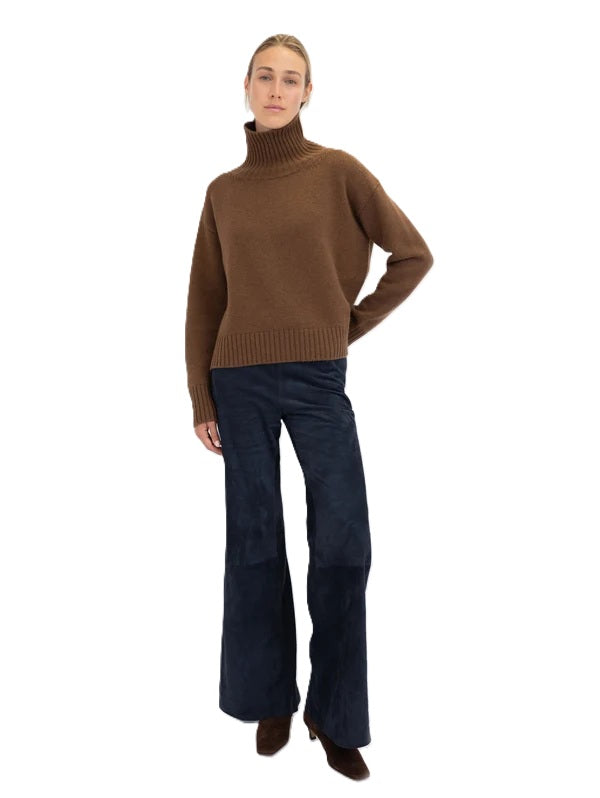 Pullover Anna v Berg Emma Sweater in  mocca. Cooler und moderner Rollkragenpullover. Der Pullover ist lässig und oversized geschnitten und hat überschnittene Schultern. Der Rollkragen und alle Säume sind aus breitem Rippstrick gefertigt.