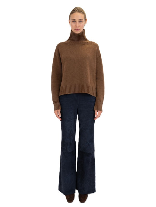 Pullover Anna v Berg Emma Sweater in  mocca. Cooler und moderner Rollkragenpullover. Der Pullover ist lässig und oversized geschnitten und hat überschnittene Schultern. Der Rollkragen und alle Säume sind aus breitem Rippstrick gefertigt.