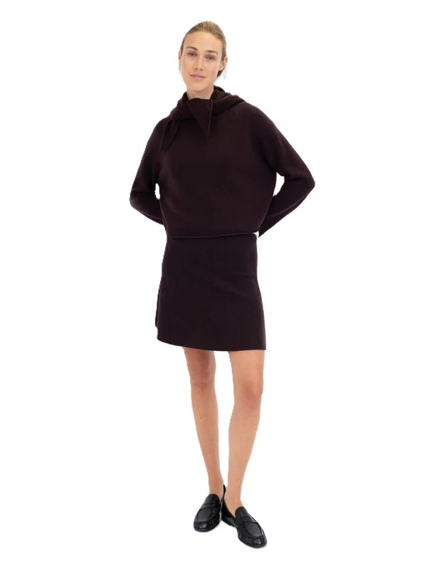 Pullover Anna v Berg Gina Sweater in melanzane. Super schöner Pullover in einem tollen und besonderen Farbton. Der Pullover ist kurz und kastig geschnitten. Er hat einen femininen Rundhalsausschnitt und Raglanärmel. Die Säume sind gerollt und bekommen dadurch eine super schöne Optik.