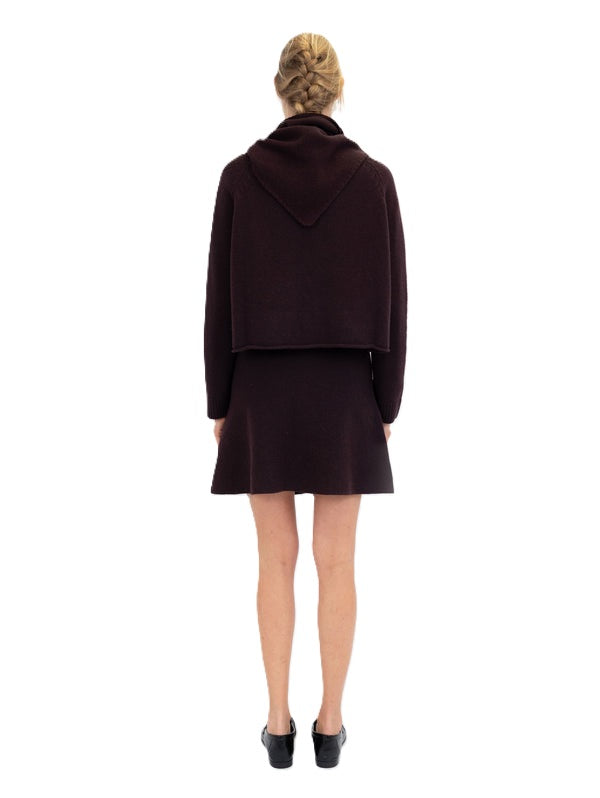 Pullover Anna v Berg Gina Sweater in melanzane. Super schöner Pullover in einem tollen und besonderen Farbton. Der Pullover ist kurz und kastig geschnitten. Er hat einen femininen Rundhalsausschnitt und Raglanärmel. Die Säume sind gerollt und bekommen dadurch eine super schöne Optik.