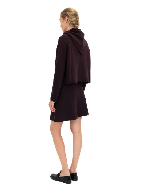 Pullover Anna v Berg Gina Sweater in melanzane. Super schöner Pullover in einem tollen und besonderen Farbton. Der Pullover ist kurz und kastig geschnitten. Er hat einen femininen Rundhalsausschnitt und Raglanärmel. Die Säume sind gerollt und bekommen dadurch eine super schöne Optik.