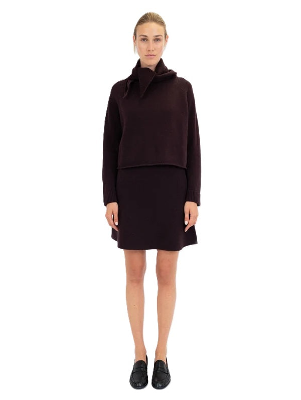 Pullover Anna v Berg Gina Sweater in melanzane. Super schöner Pullover in einem tollen und besonderen Farbton. Der Pullover ist kurz und kastig geschnitten. Er hat einen femininen Rundhalsausschnitt und Raglanärmel. Die Säume sind gerollt und bekommen dadurch eine super schöne Optik.
