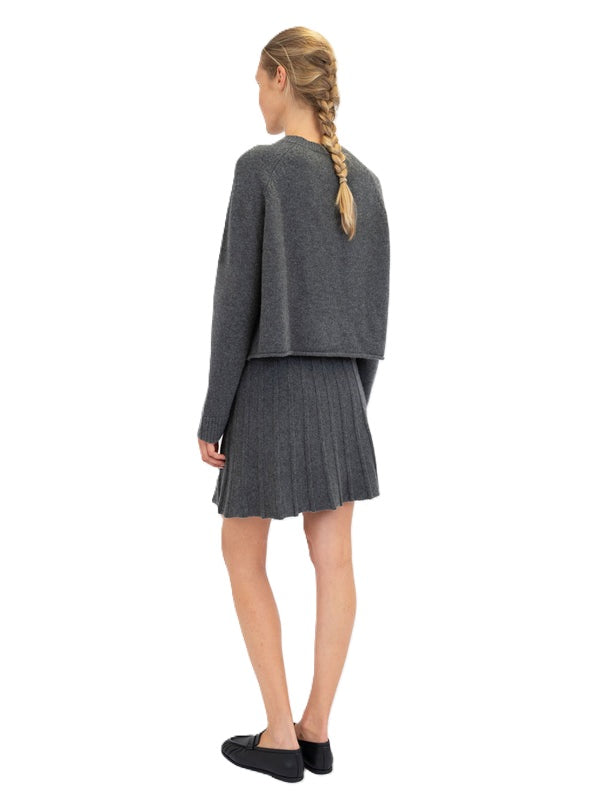 Pullover Anna V Berg Gina Sweater in Midnight Stone. Hübscher femininer Pullover in anthrazit mit Raglanärmel. Der Pullover hat einen hohen Rundhalsausschnitt und lange Ärmel. Die Säume sind mit einer leichten Rollkante versehen.